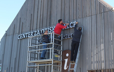 Nov napis na Centru za obiskovalce Cerkniško jezero 04 Foto Ljubo Vukelič